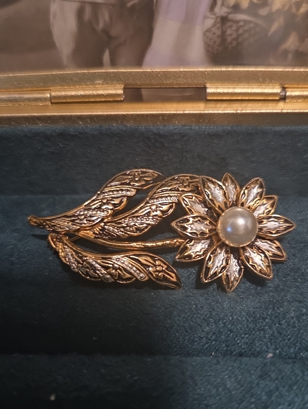 Damascene Gold-Tone Floral Pearl Brooch - Elegant Women Jewelry